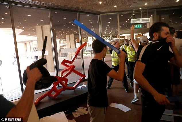 Πάνω από 70 οι νεκροί στον Πύργο της Κολάσεως – Γυαλιά καρφιά τα έκαναν διαδηλωτές σε τοπικό δημαρχείο στο Λονδίνο – Απαιτούσαν δικαίωση για τα θύματα (είκονες, βίντεο)